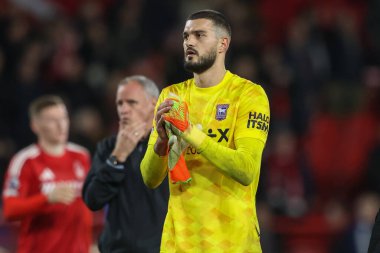 Ipswich Town 'dan Arijanet Muri, Premier League maçından sonra İngiltere' nin Nottingham kentinde oynanan Nottingham Forest - Ipswich Town maçında gezgin taraftarları alkışlıyor.