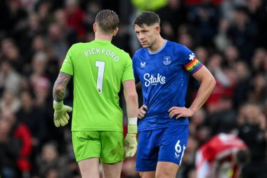 Everton 'dan Jordan Pickford ve Everton' dan James Tarkowski Premier Lig maçı sırasında Old Trafford, Manchester, İngiltere 'de Manchester United' a karşı Everton, 1 Aralık 202