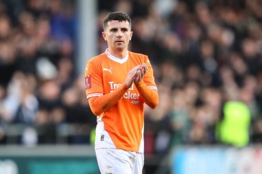 Blackpool 'dan Albie Morgan, 1 Aralık 202' de Bloomfield Road, Blackpool 'da oynanan Blackpool-Birmingham maçı sonrasında ev sahibi taraftarları alkışlıyor.