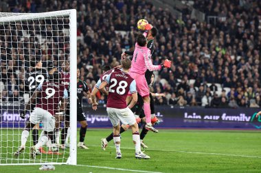 West Ham United takımından ukasz Fabiaski, 30 Kasım 2024 'te Londra Stadyumu' nda oynanan Premier League maçında Gabriel of Arsenal 'i kafasından yakaladı.