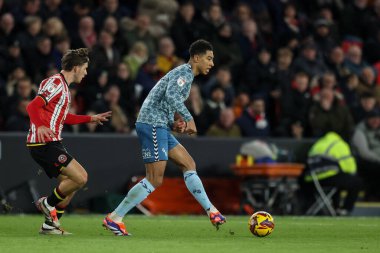 Sunderland takımından Jobe Bellingham, 29 Kasım 202 'de İngiltere' nin Bramall Lane kentinde oynanan Sheffield United - Sunderland maçında topla birlikte sahaya çıktı.