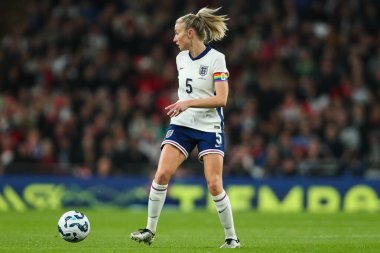 İngiltere 'den Leah Williamson, 30 Kasım 2024' te Wembley Stadyumu 'nda oynanan Uluslararası Kadınlar Dostluk karşılaşmasında topu sürüyor.