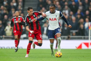 Tottenham Hotspur 'dan Destiny Udogie, 1 Aralık 2024' te Tottenham Hotspur, Londra 'daki Tottenham Hotspur Stadyumu' nda oynanan Premier League maçında Fulham 'dan Sasa Lukiç' in baskısı altında.