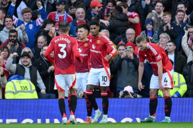 Manchester United takımından Marcus Rashford, Manchester United 'ın 1 Aralık 202' de Old Trafford, Manchester 'da oynadığı Premier League maçında 1-0 kazanma golünü kutluyor.