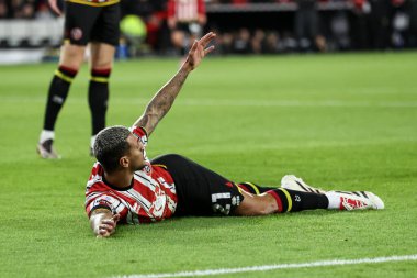 Sheffield United takımının oyuncusu Vini Souza, 29 Kasım 202 'de Bramall Lane, Sheffield, İngiltere' de oynanan ve Sheffield United ile Sunderland arasında oynanan Sky Bet Şampiyonası maçında yere düştükten sonra tepki gösterdi.