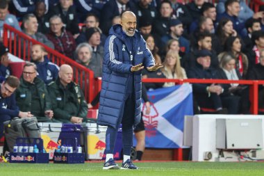 Nottingham Ormanı 'nın Nuno Esprito Santo teknik direktörü 30 Kasım 2024' te İngiltere 'nin Nottingham şehrinde oynanan Premier League maçı sırasında Nottingham Forest Ipswich Town' a karşı takım talimatlarını verir.