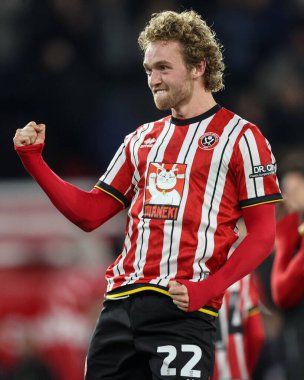 Sheffield United 'dan golcü Tom Davies, 29 Kasım 202' de Bramall Lane, Sheffield, İngiltere 'de oynanan Sky Bet Şampiyonası maçında ev sahibi taraftarlarıyla 1-0' lık galibiyeti kutluyor.