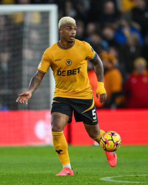 Wolverhampton Wanderers takımından Mario Lemina, 30 Kasım 202 'de Wolverhampton Wanderers' ın Bournemouth 'a karşı oynadığı Premier League maçında topa vuruyor.