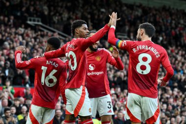 Manchester United takımından Marcus Rashford, Manchester United 'ın 1 Aralık 202' de Old Trafford, Manchester, İngiltere 'de oynadığı Premier League karşılaşmasında Manchester United' lı Bruno Fernandes ile 3-0 'lık galibiyetini kutluyor.