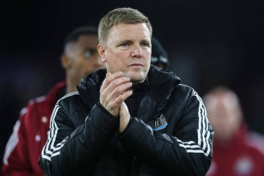 Newcastle United takımının teknik direktörü Eddie Howe, 30 Kasım 202 'de İngiltere' nin Selhurst Park kentinde oynanan Crystal Palace - Newcastle United maçından sonra gezgin taraftarları alkışlıyor.