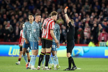 Sheffield United 'dan Harry Souttar' a kırmızı kart verildi ve hakem Gavin Ward 'dan ikinci sarı kartı aldığı için gönderildi. Sheffield United, Sheffield Lane, İngiltere, 29 Novemb' de oynanan Sky Bet Şampiyonası maçında.