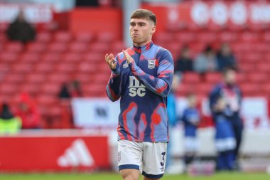 Ipswich Town 'dan Leif Davis, 30 Kasım 202' de Nottingham City Ground, İngiltere 'de oynanan Premier League maçında maç öncesi ısınma maçına çıkan taraftarları alkışlıyor.