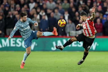 Sunderland 'dan Patrick Roberts ve Sheffield United takımından Gustavo Hamer, 29 Kasım 202' de Bramall Lane, Sheffield, Birleşik Krallık 'ta oynanan Sky Bet Şampiyonası maçında top için mücadele ettiler.