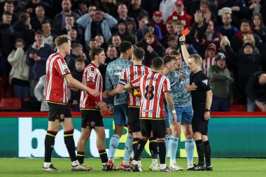 Hakem Gavin Ward, 29 Kasım 2024 'te Bramall Lane, Sheffield, İngiltere' de oynanan Sky Bet Şampiyonası maçında Sunderland 'lı Chris Mepham' a kırmızı kart verdi.
