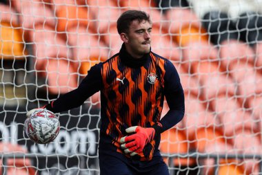 Blackpool 'dan Harry Tyrer, 1 Aralık 2024' te Birleşik Krallık, Blackpool 'da oynanan Blackpool - Birmingham City maçının oynanacağı ikinci tur karşılaşmasında, Emirates FA Cup' ın ön eleme maçında ısındı.