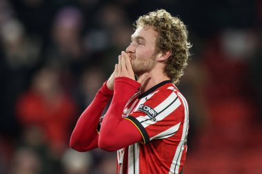 Sheffield United 'dan golcü Tom Davies, 29 Kasım 2024' te Bramall Lane, Sheffield, İngiltere 'de oynanan Sky Bet Şampiyonası maçında ev sahibi taraftarlarıyla 1-0' lık galibiyeti kutluyor.
