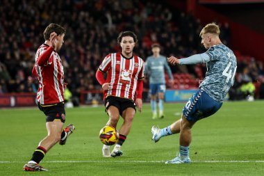 Sunderland 'dan Tom Watson, 29 Kasım 2024' te Sheffield United 'ın Bramall Lane, Sheffield, İngiltere' deki Sunderland maçında kalede şut çekiyor.