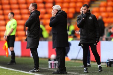 Blackpool teknik direktörü Steve Bruce, 1 Aralık 2024 'te Birleşik Krallık' ın Bloomfield Road kentinde oynanan Blackpool-Birmingham maçında tepki gösterdi.