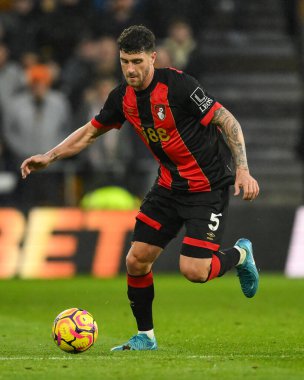 Bournemouth 'dan Marcos Senesi, 30 Kasım 2024' te İngiltere 'nin Wolverhampton kentinde oynanan Premier League maçında Wolverhampton Wanderers-Bournemouth maçında topa vuruyor.