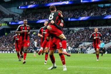 Fulham 'dan Tom Cairney, 1 Aralık 2024' te Tottenham Hotspur 'un Fulham' a karşı oynadığı Premier League maçında Harry Wilson ile yaptığı golü 1-1 kazanarak kutluyor.