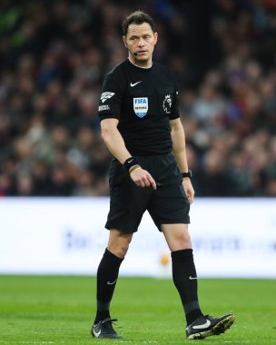 Hakem Darren England Premier Lig maçı sırasında Crystal Palace, Newcastle United 'a karşı Selhurst Park, Londra, İngiltere, 30 Kasım 2024