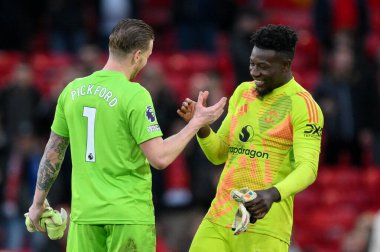 Manchester United takımından Jordan Pickford ve Andr Onana, Manchester United 'ın 1 Aralık 2024' te Old Trafford, Manchester 'da Everton' a karşı oynadığı Premier League karşılaşmasında el sıkışıyor.