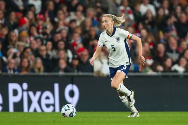 İngiltere 'den Leah Williamson, 30 Kasım 2024' te İngiltere 'nin Wembley Stadyumu' nda oynadığı Uluslararası Bayanlar Dostluk karşılaşmasında topla koşuyor.