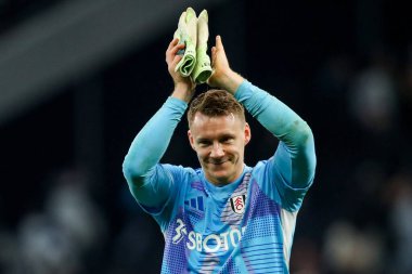 Fulham 'dan Bernd Leno, 1 Aralık 2024 tarihinde Tottenham Hotspur Stadyumu' nda oynanan Premier League maçının ardından takımlar berabere kaldıktan sonra taraftarları kabul ediyor.
