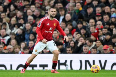 Manchester United 'dan Luke Shaw Premier Lig karşılaşmasında topla birlikte Manchester United Everton' a karşı Old Trafford, Manchester, İngiltere, 1 Aralık 2024