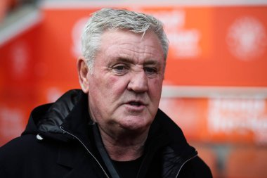 Blackpool 'un baş antrenörü Steve Bruce, 1 Aralık 2024' te Birleşik Krallık 'ta Bloomfield Road, Blackpool' da oynanan 2.