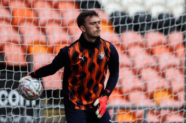 Blackpool 'dan Harry Tyrer, 1 Aralık 2024' te Birleşik Krallık, Blackpool 'da oynanan Blackpool - Birmingham City maçının oynanacağı ikinci tur karşılaşmasında, Emirates FA Cup' ın ön eleme maçında ısındı.