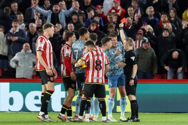 Hakem Gavin Ward, 29 Kasım 2024 'te Bramall Lane, Sheffield, İngiltere' de oynanan Sky Bet Şampiyonası maçında Sunderland 'lı Chris Mepham' a kırmızı kart verdi.