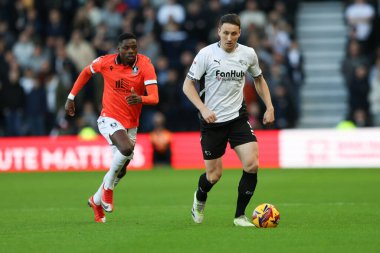 Derby County 'den Craig Forsyth, 1 Aralık 2024' te İngiltere 'nin Pride Park Stadyumu' nda oynanan Derby County - Sheffield maçında topla birlikte koşuyor.