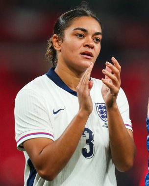 İngiltere 'den Jess Carter, 30 Kasım 2024' te Wembley Stadyumu 'nda oynanan Uluslararası Kadınlar Dostluk karşılaşması sonrasında takımlar berabere kaldıktan sonra taraftarları kabul ediyor.