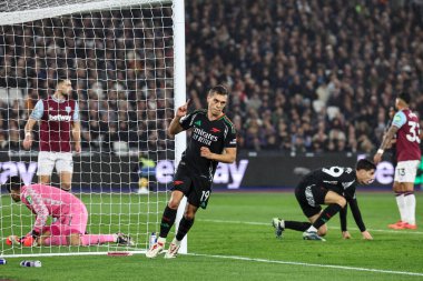 Arsenal 'den Leandro Trossard, 30 Kasım 2024' te Londra Stadyumu 'nda oynanan Premier League maçında West Ham United ve Arsenal maçında 0-2 kazanma hedefini kutluyor.