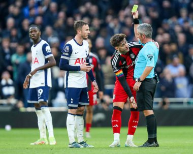 Fulham 'dan Tom Cairney, 1 Aralık 2024' te Tottenham Hotspur ile Fulham arasında oynanan Premier League maçında sarı kart aldı.