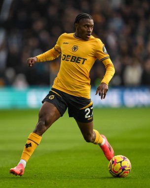 Wolverhampton Wanderers takımından Jean-Ricner Bellegarde, 30 Kasım 2024 tarihinde İngiltere 'nin Molineux kentinde oynanan Premier League maçında Wolverhampton Wanderers - Bournemouth maçında topa vuruyor.