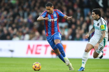 Crystal Palace 'dan Maxence Lacroix, 30 Kasım 2024' te İngiltere 'nin Selhurst Park kentinde oynanan Crystal Palace - Newcastle United maçında topu bırakıyor.