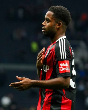 Fulham 'dan Ryan Sessegnon, 1 Aralık 2024' te Tottenham Hotspur 'un Tottenham Hotspur Stadyumu' nda oynanan Premier League maçı sonrasında takımlar berabere kaldıktan sonra taraftarları kabul ediyor.