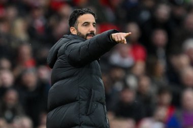 Manchester United takımının Ruben Amorim Menajeri, Manchester United 'ın Everton' a karşı oynadığı Premier League maçında 1 Aralık 2024 'te takım talimatlarını verir.