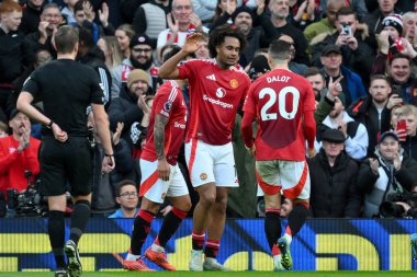 Manchester United takımından Joshua Zirkzee, Manchester United 'ın 1 Aralık 2024' te Old Trafford, Manchester 'da oynanan Premier League maçında 2-0' lık galibiyet golünü kutluyor.