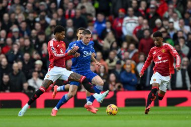 Everton 'dan Vitaliy Mykolenko, Manchester United' ın 1 Aralık 2024 'te Old Trafford, Manchester, İngiltere' de oynadığı Premier League karşılaşmasında Manchester United 'dan Marcus Rashford' u geride bırakarak topu atıyor.