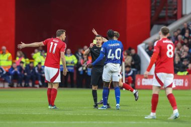 Hakem Tony Harrington, 30 Kasım 2024 'te Nottingham City Ground, Nottingham' da oynanan Premier League maçı sırasında Ipswich Town 'dan Axel Tuanzebe' ye sarı kart verdi.