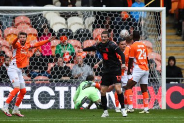 Birmingham City 'den Lyndon Dykes, 1 Aralık 2024' te Birleşik Krallık, Blackpool 'daki Bloomfield Road' da oynanan 2.