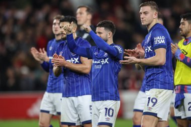 Ipswich Town 'dan Conor Chaplin, Premier League maçından sonra İngiltere' nin Nottingham kentinde oynanan Nottingham Forest - Ipswich Town maçında gezgin taraftarları alkışlıyor.