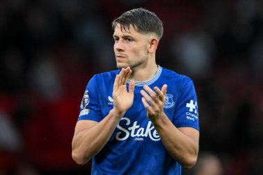 Everton Rainbow Laces takımının kaptanı James Tarkowski Premier League maçında Manchester United Everton 'a karşı Old Trafford, Manchester, İngiltere, 1 Aralık 2024