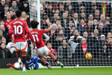 Manchester United takımından Joshua Zirkzee, Manchester United 'ın 1 Aralık 2024' te Old Trafford, Manchester 'da oynanan Premier League maçında 2-0' lık galibiyet golünü kutluyor.