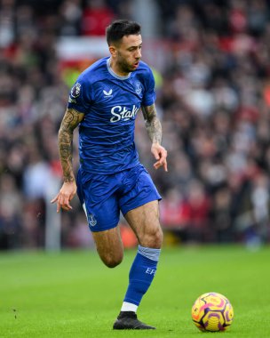 Everton 'dan Dwight McNeil Premier Lig maçı sırasında Manchester United Everton' a karşı Old Trafford, Manchester, İngiltere 'de 1 Aralık 2024' te topa vuruyor.