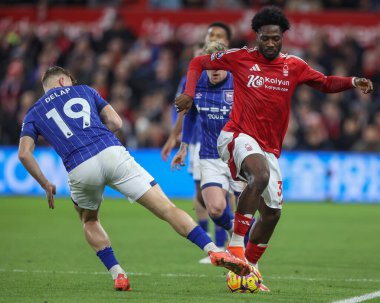 Ipswich Town 'dan Liam Delap ve Nottingham Ormanı' ndan Ola Aina Premier Lig maçı sırasında Nottingham Ormanı 'nın Ipswich Town' a karşı 30 Kasım 2024 'de Nottingham, İngiltere' deki City Ground, Nottingham 'da oynadığı maçta top için savaştılar.