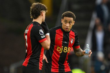 Bournemouth 'dan Marcus Tavernier, 30 Kasım 2024' te İngiltere 'nin Wolverhampton, Wolverhampton' da oynanan Premier League karşılaşmasında Bournemouth 'lu Milos Kerkez ile sohbet ediyor.